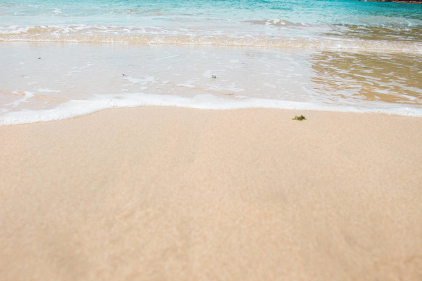 Sininen vesi ja meri vaahto hiekalla
 - Valokuva, kuva