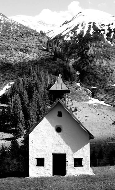 Oratorio di Santa brida, immerso nella natura, een Tujetsch, Surselva, Valle del Reno, Sedrun, Grigioni, Svizzera - Foto, afbeelding