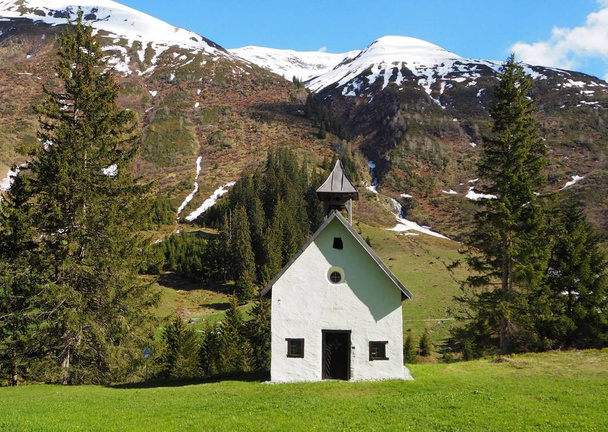 Oratorio di Santa Brida, immerso nella natura, a Tujetsch, Surselva, Valle del Reno, Sedrun, Grigioni, Svizzera - Foto, imagen