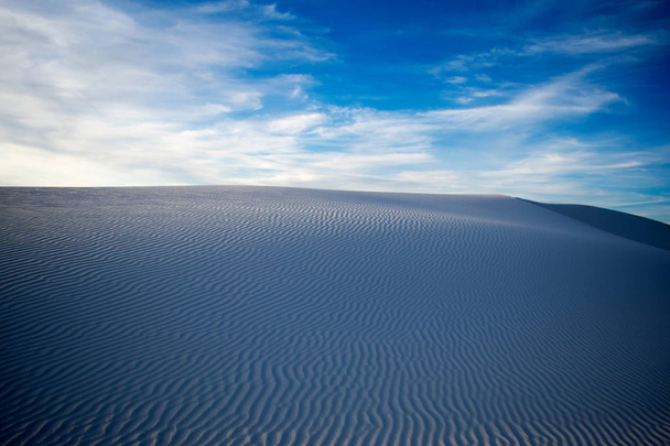 wunderschöne Wüstenlandschaft unter blauem bewölkten Himmel - Foto, Bild