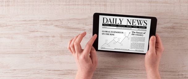 Mão com tablet notícias de leitura
 - Foto, Imagem