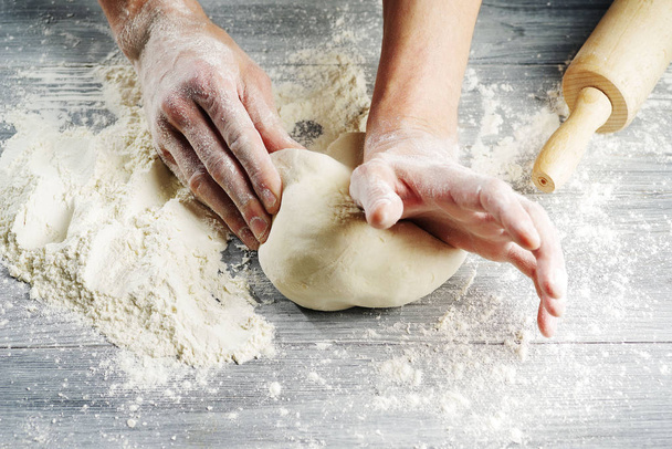 Cocinar las manos amasar el dough.Close-up
. - Foto, Imagen