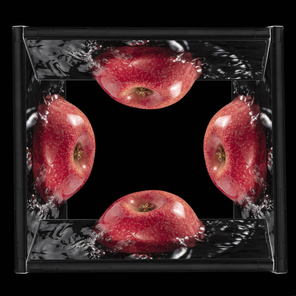 Marco de diseño abstracto de manzanas rojas medio inmersas en un smartphon
 - Foto, Imagen