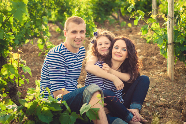 Family in the striped shirt in the vineyard - Foto, Imagen