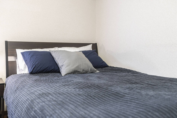 netrior ložnice s polštáři na posteli - Fotografie, Obrázek
