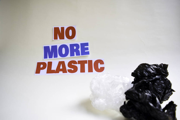 Artık plastik mesaj yok. Bu sloganı ve seçici odak artık plastik metin ile bir plastik gösterir. - Fotoğraf, Görsel
