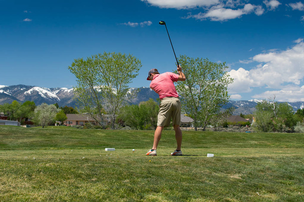 Golfer Hitting a Golf Ball Off of the Tee Box - Valokuva, kuva