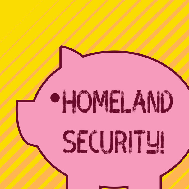 Schreibnotiz, die Heimatschutz zeigt. Business-Foto zeigt Bundesagentur entwickelt, um die USA vor Bedrohungen zu schützen Fett riesigen rosa Schwein mollig wie Sparschwein mit scharfem Ohr und kleinem Auge. - Foto, Bild