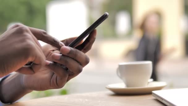 Mensagem de digitação de mão africana no Smartphone
 - Filmagem, Vídeo