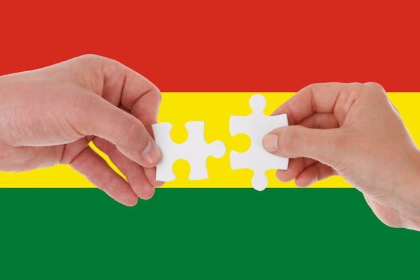 Vlag van Bolivia, integratie van een multiculturele groep jonge mensen - Foto, afbeelding