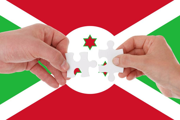 Burundská vlajka, intergrace multikulturní skupiny mladých lidí - Fotografie, Obrázek