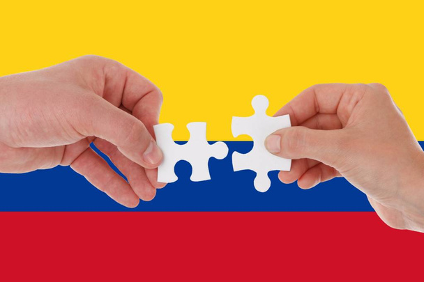 Flaga Kolumbii, integracja wielokulturowym Grupa młodych ludzi - Zdjęcie, obraz