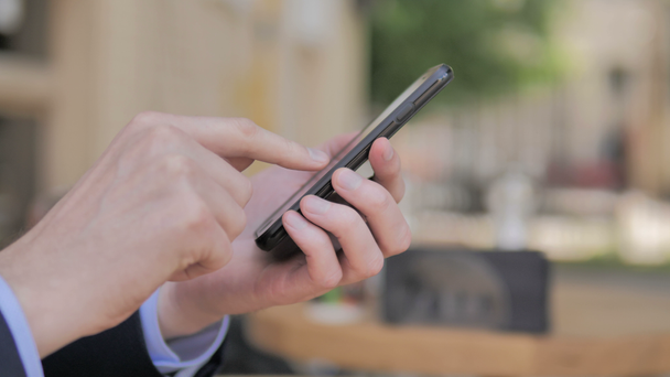 Vista lateral da mensagem de digitação de mão no Smartphone
 - Filmagem, Vídeo