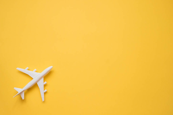 Design flat lay del concetto di viaggio con aereo su backgroun giallo
 - Foto, immagini