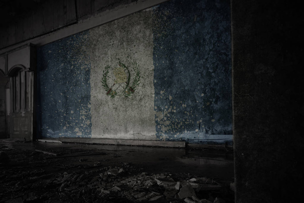 festett zászló Guatemala a piszkos régi falon egy elhagyott romos házban. - Fotó, kép