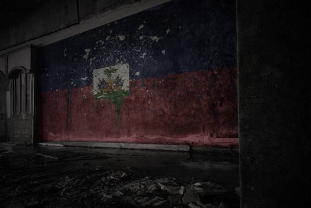 bandera pintada de haiti en la pared vieja sucia en una casa arruinada abandonada
. - Foto, Imagen