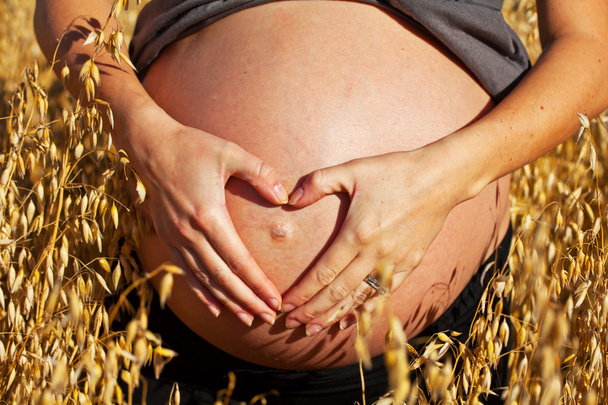 Schwangerer Bauch mit Herz - Foto, Bild