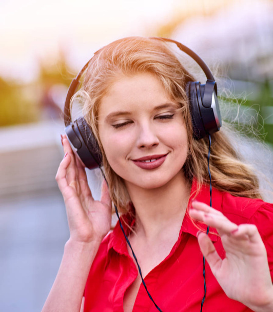 Student girl in headphone listen music - Zdjęcie, obraz