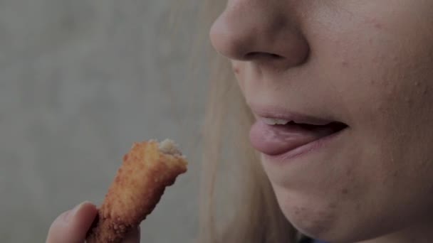 Κορίτσι τρώει κοτομπουκιές σε ένα φαστ φουντ εστιατόριο. - Πλάνα, βίντεο