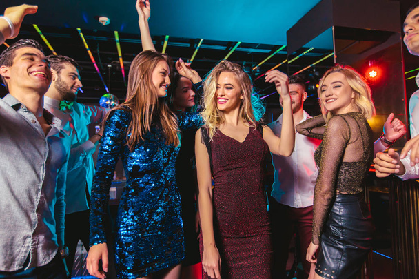 Junge fröhliche Leute tanzen im Club. Nachtleben und Disco - Foto, Bild