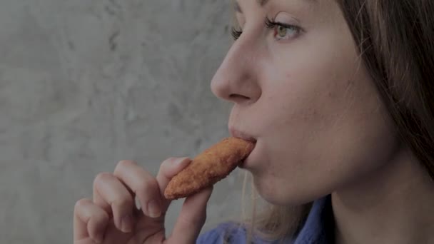 Meisje eet Nuggets in een fast food restaurant. - Video