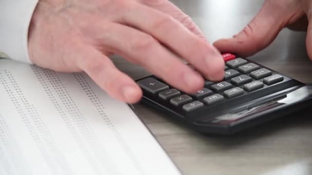 Mano del hombre de negocios usando la calculadora, primer plano
 - Imágenes, Vídeo