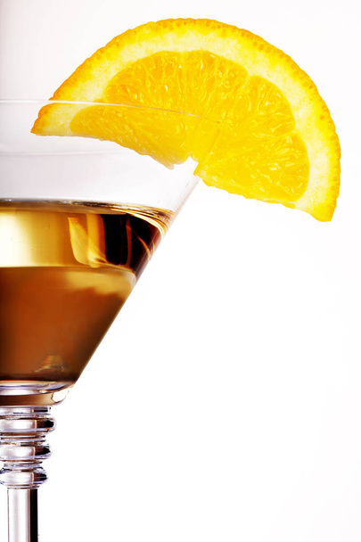 Szklany koktajl Martini alkohol z plasterkiem cytrynowym dekoracji . - Zdjęcie, obraz