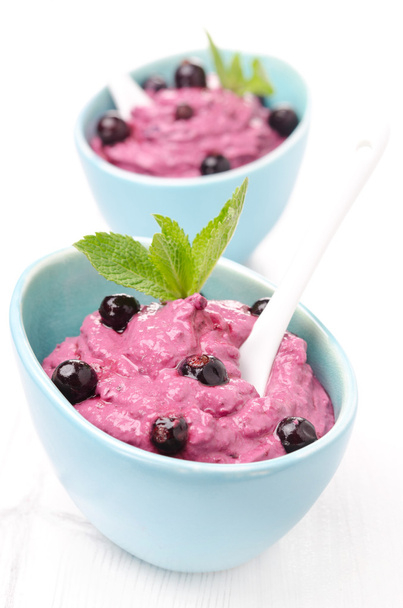 blackcurrant mousse with cream cheese, decorated mint - Fotoğraf, Görsel