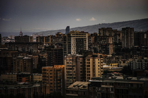 Vue sur les nouveaux quartiers centraux du centre-ville de Tbilissi
 - Photo, image