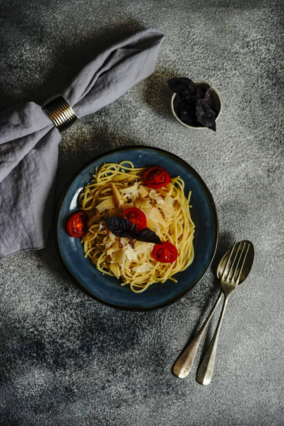Makaron włoski z pomidorami wiśniowymi - Zdjęcie, obraz