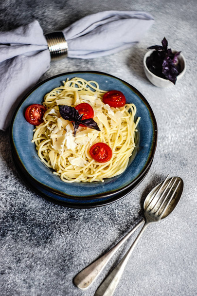 Makaron włoski z pomidorami wiśniowymi - Zdjęcie, obraz