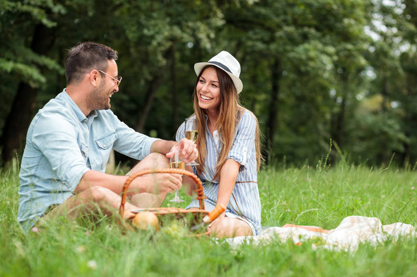 Gülümseyen mutlu genç çift piknikte eğleniyor - Fotoğraf, Görsel