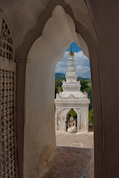 Myanmar. Hsin phyu Shin Pagoda został zbudowany w 1816 ze specjalną elegancją, obejmuje wielopoziomową galerię z małymi wieżami Pagoda i symbolizuje KOSMOGONICZNE struktury wszechświata - Zdjęcie, obraz