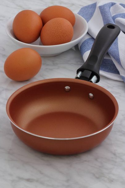 padella e uova sul bancone della cucina
 - Foto, immagini