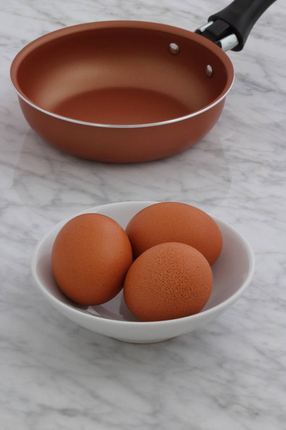 serpenyőben és a tojás a konyhában pult - Fotó, kép