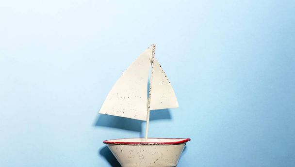 sailing boat on blue background - Foto, afbeelding