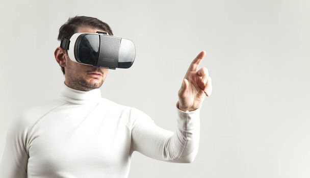 Man wearing virtual reality goggles - 写真・画像