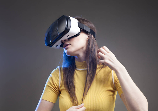 Young woman using a virtual reality headset  - Foto, Imagen