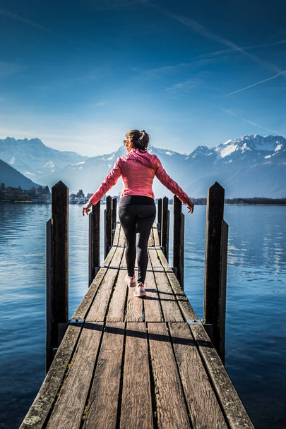 Turista nő Montreux-tónál - Fotó, kép
