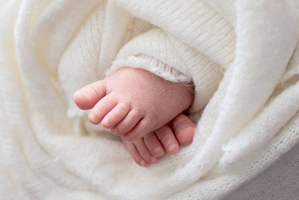 pieds du nouveau-né, doigts sur le pied, soins maternels, câlins amoureux et familiaux, tendresse
 - Photo, image