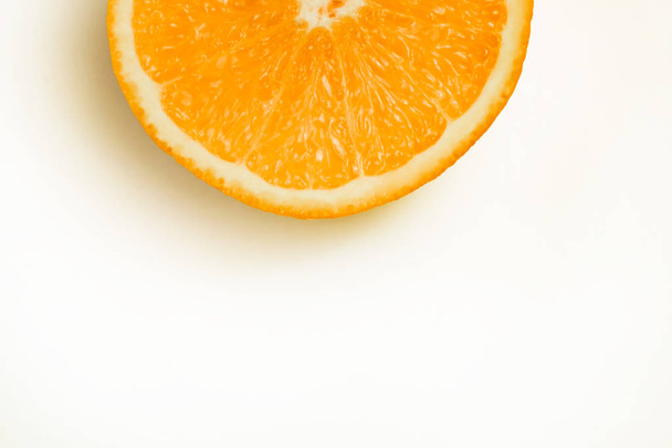 fél narancs fehér alapon, izolált fénykép. - Fotó, kép