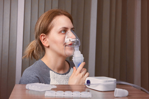 Nebulizer chamber helps with asthma. - Zdjęcie, obraz