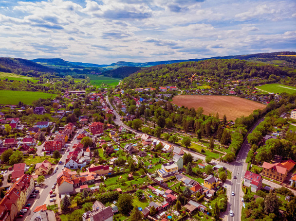 Ciudad Kahla en Turingia Alemania con bosque y montañas
 - Foto, imagen