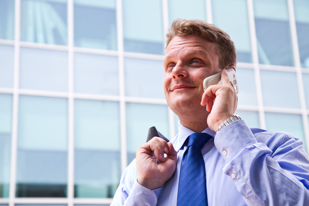 Portrait of a young businessman talking on the phone - Фото, зображення