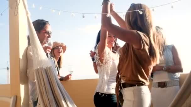 Fröhliche und gut gelaunte Gruppe von Freundinnen, die sich zu Hause auf dem Dach vergnügen - Menschen feiern zusammen, lachen viel und genießen Freundschaft - Hintergrund aus der Stadt - Filmmaterial, Video