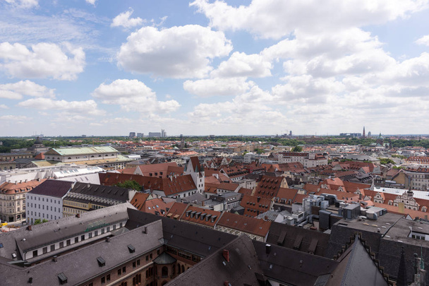 München városközpont és a régi város Skyline megtekintéséhez a régi város tetők és tornyokkal - Fotó, kép