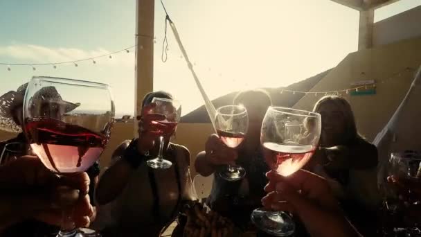 Mutlu ve neşeli bir grup kadın arkadaş çatıda şarap kadehleriyle eğleniyorlar. - Video, Çekim