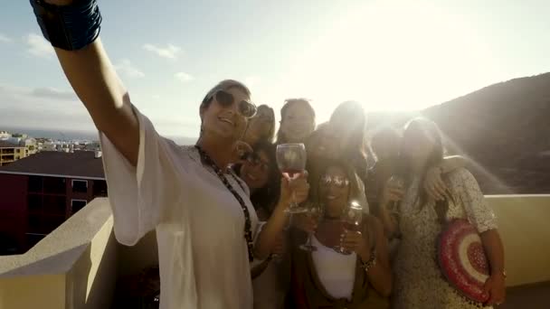 feliz y alegre grupo de mujeres amigos juntos divertirse en la azotea haciendo selfie - Metraje, vídeo