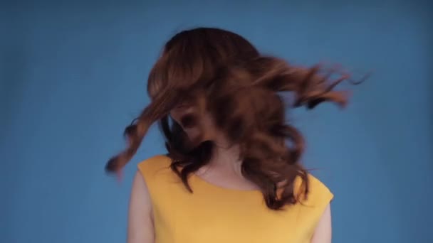 Szexi nő twirling és tánc a fekete elszigetelt háttér - Felvétel, videó
