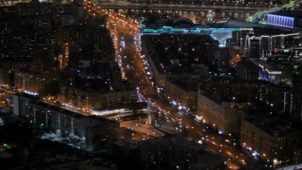 Vista aérea estática - tráfico de coches en movimiento rápido en la calle de la ciudad nocturna
 - Metraje, vídeo